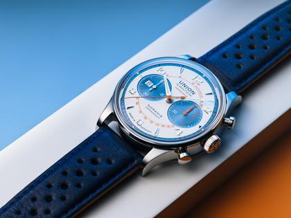 Union Glashütte Noramis Chronograph Sachsen Classic 2024 Limited Edition Automatik Edelstahl 42mm beiges Zifferblatt blaues Lederband – Herrenuhren Chronograph aus Edelstahl und Leder. Das Gehäuse ist rund und silber. Das Lederarmband ist blau. Das Zifferblatt ist arabisch Index und beige. – Ansicht 5
