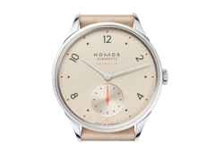 Nomos Glashütte Minimatik neomatik 35 Champagner Automatik Edelstahl 35mm beiges Zifferblatt beiges Lederband – Damenuhren Uhr ohne Datum aus Edelstahl. Das Gehäuse ist rund und silber. Das Lederarmband ist braun. Das Zifferblatt ist arabisch Index und beige. – Ansicht 2