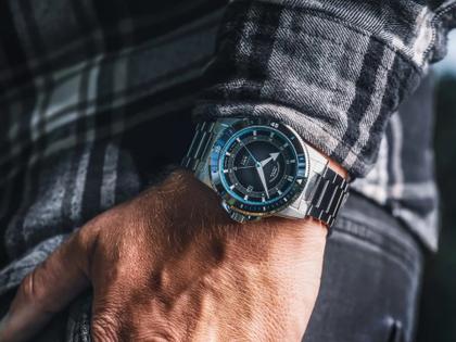 Mühle Glashütte Sportivo Travel GMT Automatik Edelstahl 42,5mm schwarzes Zifferblatt schwarzes Leder-Kautschukband – Herrenuhren Uhr mit Datum aus Edelstahl, Kautschuk, Keramik und Leder. Das Gehäuse ist rund und silber. Das Kautschuk / Kunststoff / Silikon Armband ist schwarz. Das Zifferblatt ist arabisch Index und schwarz. – Ansicht 5