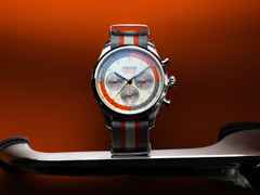 Union Glashütte Belisar Chronograph Silvretta Classic 2025 Limitierte Edition Automatik Edelstahl 44mm beiges Zifferblatt Metallband und graues Lederband – Herrenuhren Chronograph aus Edelstahl und Leder. Das Gehäuse ist rund und silber. Das Lederarmband ist grau. Das Zifferblatt ist arabisch Index und beige. – Ansicht 3