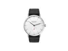 Nomos Glashütte Metro 38 Handaufzug Edelstahl 38mm weißes Zifferblatt schwarzes Lederband Glasboden – Herrenuhren Uhr ohne Datum aus Edelstahl. Das Gehäuse ist rund und silber. Das Lederarmband ist schwarz. Das Zifferblatt ist arabisch Index und silber.