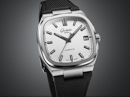 Glashütte Original Seventies Vintage Kollektion Stereo Panel Automatik Edelstahl 39x39mm silbernes Zifferblatt schwarzes Kautschukband – Herrenuhren Uhr mit Datum aus 750 Weißgold, Edelstahl und Kautschuk. Das Gehäuse ist quadratisch und silber. Das Kautschuk / Kunststoff / Silikon Armband ist schwarz. Das Zifferblatt ist ein Index in silber. – Ansicht 4