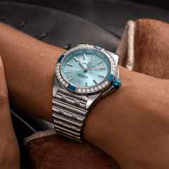 Breitling Super Chronomat Automatic 38 Edelstahl blaues Zifferblatt Metallband – Damenuhren Uhr mit Datum aus Edelstahl und Keramik. Das Gehäuse ist rund und silber. Das Edelstahlarmband ist silber. Das Zifferblatt ist ein Index in blau. – Ansicht 4