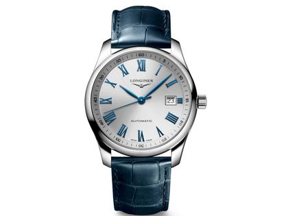Longines Master Collection Automatik 40 mm römisch Zifferblatt silber Lederband blau – Herrenuhren Uhr mit Datum aus Edelstahl. Das Gehäuse ist rund und silber. Das Lederarmband ist blau. Das Zifferblatt ist römisch und silber.