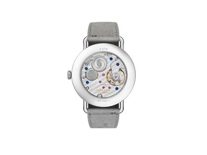Nomos Glashütte Metro 33 All Silver Handaufzug Edelstahl 33mm silbernes Zifferblatt graues Lederband Glasboden – Damenuhren Uhr ohne Datum aus Edelstahl und Leder. Das Gehäuse ist rund und silber. Das Lederarmband ist grau. Das Zifferblatt ist ein Index in silber. – Ansicht 2