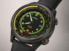 Oris ProPilot Altimeter "Mission Control" X Bamford Watch Department Automatik Karbon 47mm schwarzes Zifferblatt schwarzes Textilband Limited Edition – Herrenuhren Uhr mit Datum aus Carbon, Leder, PVD beschichtet und Titan. Das Gehäuse ist rund und schwarz. Das Textilarmband ist schwarz. Das Zifferblatt ist arabisch Index und schwarz. – Ansicht 3