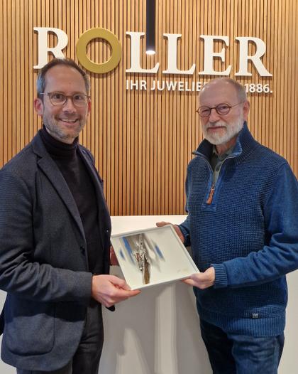 Meissen Platte 25 x 25 cm Juwelier Roller Art Edition "Christian Lang, Im Visier" limitiert – Porzellanwaren Tafelporzellan in weiß und aus Porzellan und vergoldet. – Ansicht 5