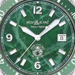 Montblanc 1858 Iced Sea Automatic Date grün Kautschukband – Herrenuhren Uhr mit Datum aus Edelstahl und Keramik. Das Gehäuse ist rund und silber. Das Kautschuk / Kunststoff / Silikon Armband ist schwarz. Das Zifferblatt ist arabisch Index und grün. – Ansicht 3