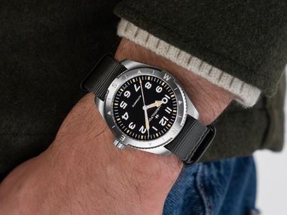 Hamilton Khaki Field Expedition Automatik Edelstahl 41mm schwarzes Zifferblatt graues Textilband – Herrenuhren Uhr ohne Datum aus Edelstahl. Das Gehäuse ist rund und silber. Das Textilarmband ist grau. Das Zifferblatt ist ein Index in schwarz. – Ansicht 6