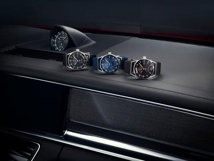 Porsche Design Sport Chrono Titan schwarz schwarzes Lederband – Herrenuhren Chronograph aus Titan und Titancarbid beschichtet. Das Gehäuse ist rund und schwarz. Das Lederarmband ist schwarz. Das Zifferblatt ist ein Index in schwarz. – Ansicht 4
