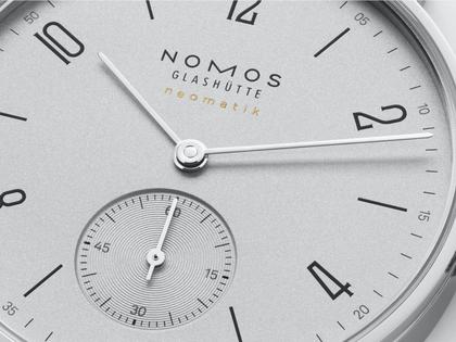 Nomos Glashütte Tangente 35 neomatik Platingrau Automatik Edelstahl 35mm graues Zifferblatt schwarzes Lederband Glasboden – Damenuhren Uhr ohne Datum aus Edelstahl. Das Gehäuse ist rund und silber. Das Lederarmband ist schwarz. Das Zifferblatt ist arabisch Index und silber. – Ansicht 4