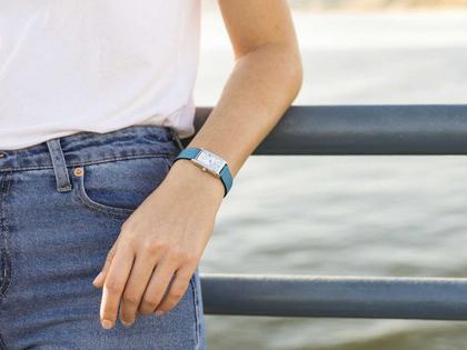 Hamilton Ardmore S Quarz Edelstahl silber Lederband türkis – Damenuhren Uhr ohne Datum aus Edelstahl und Leder. Das Gehäuse ist rechteckig und silber. Das Lederarmband ist blau. Das Zifferblatt ist römisch und silber. – Ansicht 4