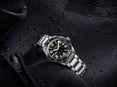 Glashütte Original SeaQ Automatik Edelstahl 40mm schwarzes Zifferblatt graues Textilband – Herrenuhren Uhr mit Datum aus Edelstahl. Das Gehäuse ist rund und silber. Das Textilarmband ist grau. Das Zifferblatt ist arabisch Index und schwarz. – Ansicht 2