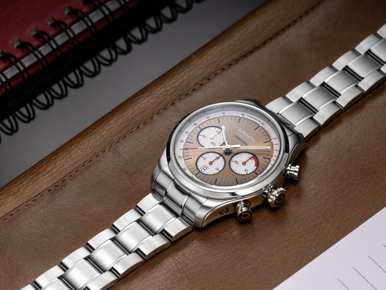 Union Glashütte Belisar Chronograph Silvretta Classic 2024 Limitierte Edition Automatik Edelstahl 44mm bronzefarbenes Zifferblatt schwarzes Lederband und Edelstahlband – Herrenuhren Chronograph aus Edelstahl und Leder. Das Gehäuse ist rund und silber. Das Lederarmband ist schwarz. Das Zifferblatt ist arabisch Index und braun. – Ansicht 4