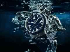 Mühle Glashütte S.A.R. Rescue-Timer Nautikblau Automatik Edelstahl 42mm blaues Zifferblatt blaues Kautschukband – Herrenuhren Uhr mit Datum aus Edelstahl und Kautschuk. Das Gehäuse ist rund und silber. Das Kautschuk / Kunststoff / Silikon Armband ist blau. Das Zifferblatt ist ein Index in blau. – Ansicht 3