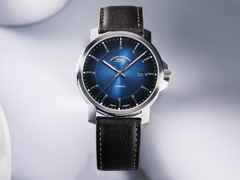 Mühle Glashütte 29er Casual Automatik Edelstahl 42,4mm blaues Zifferblatt braunes Lederband – Herrenuhren Uhr mit Datum aus Edelstahl und Leder. Das Gehäuse ist rund und silber. Das Lederarmband ist blau. Das Zifferblatt ist ein Index in braun. – Ansicht 3