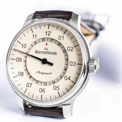 MeisterSinger Perigraph elfenbein, 43mm – Herrenuhren Uhr mit Datum aus Edelstahl. Das Gehäuse ist rund und silber. Das Lederarmband ist braun. Das Zifferblatt ist arabisch und beige. – Ansicht 2