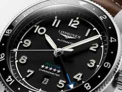 Longines Spirit Zulu Time Automatik Edelstahl 42mm mattschwarzes Zifferblatt braunes Lederband – Herrenuhren Uhr mit Datum aus Edelstahl, Keramik und Leder. Das Gehäuse ist rund und silber. Das Lederarmband ist braun. Das Zifferblatt ist arabisch und schwarz. – Ansicht 2