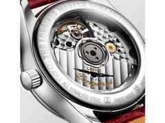 Longines Master Collection Automatik Edelstahl 34mm weißes Perlmutt-Zifferblatt mit Diamanten rotes Lederband – Damenuhren Uhr mit Datum aus Edelstahl und Leder. Das Gehäuse ist rund und silber. Das Lederarmband Kroko / Alligator ist rot. Das Zifferblatt ist ein Index in weiß. – Ansicht 3