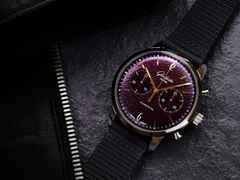 Glashütte Original Sixties Chronograph Jahresedition 2026 Automatik Edelstahl 42mm violettes Zifferblatt schwarzes Textilband – Herrenuhren Chronograph aus Edelstahl. Das Gehäuse ist rund und silber. Das Textilarmband ist schwarz. Das Zifferblatt ist arabisch Index und lila. – Ansicht 12