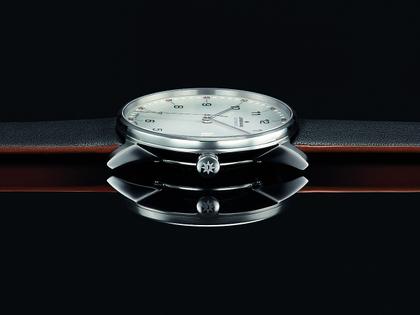 Junghans FORM A Datum Automatik Edelstahl 39mm silbernes Zifferblatt schwarzes Lederband – Herrenuhren Uhr mit Datum aus Edelstahl. Das Gehäuse ist rund und silber. Das Lederarmband ist schwarz. Das Zifferblatt ist arabisch und silber. – Ansicht 2