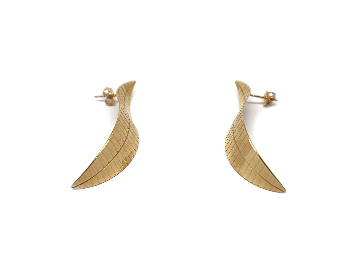 Maria Rzewuska OKK Ohrstecker Blatt Silber vergoldet schmal – Ohrschmuck Ohrstecker in gelbgold und aus 925 Silber und vergoldet. – Ansicht 2