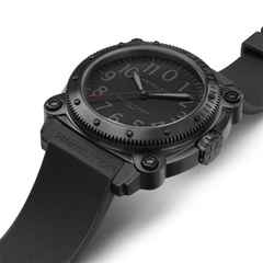 Hamilton BeLOWZERO Auto Limited Edition TENET Titan 46mm rote Zeigerspitze schwarzes Kautschukband – Herrenuhren Uhr ohne Datum aus Titan. Das Gehäuse ist rund und schwarz. Das Kautschuk / Kunststoff / Silikon Armband ist schwarz. Das Zifferblatt ist arabisch und schwarz. – Ansicht 2
