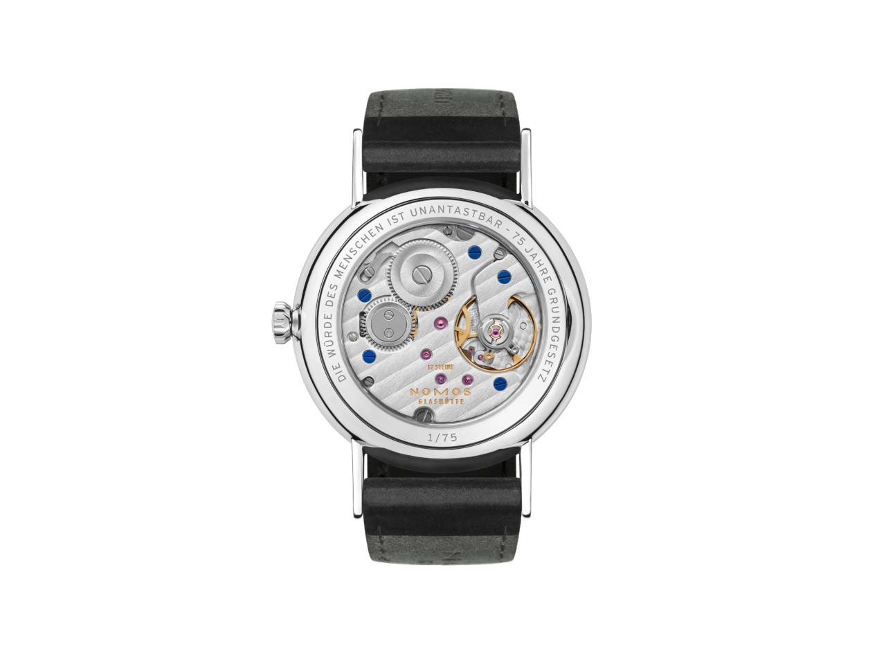 Nomos Glashütte Ludwig 35 75 Jahre Grundgesetz Handaufzug Edelstahl 35mm weißes Zifferblatt schwarzes Lederband limitiert – Damenuhren Uhr ohne Datum aus Edelstahl und Leder. Das Gehäuse ist rund und silber. Das Lederarmband ist schwarz. Das Zifferblatt ist römisch Index und weiß. – Ansicht 2