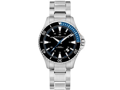 Herrenuhren Uhr mit Datum aus Edelstahl. Das Gehäuse ist rund und silber. Das Edelstahlarmband ist silber. Das Zifferblatt ist arabisch Index und schwarz.