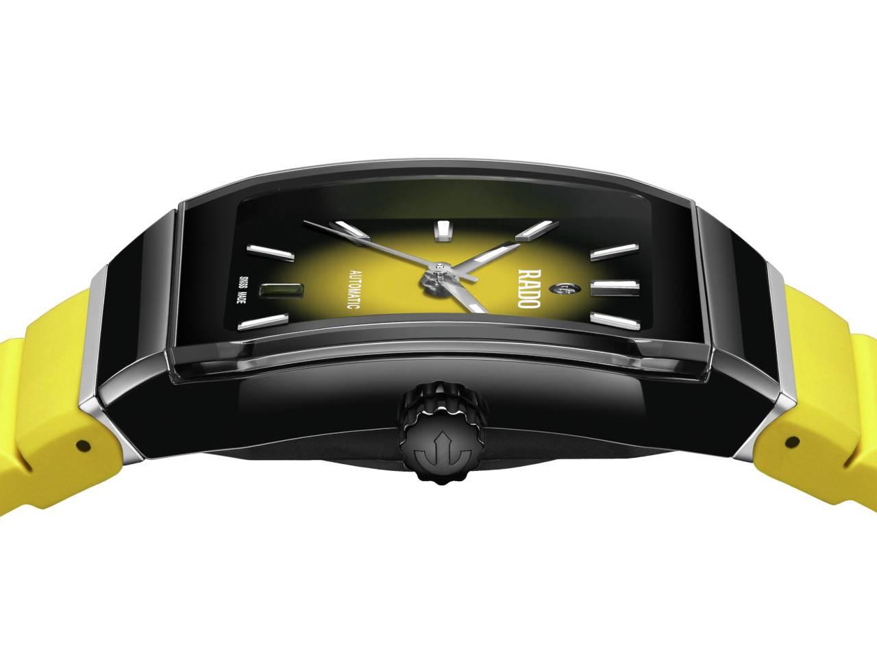Rado Anatom Automatik Keramik 32,5mm schwarz-gelbes Zifferblatt gelbes Kautschukband – Damenuhren Uhr mit Datum aus Edelstahl, Kautschuk, Keramik und PVD beschichtet. Das Gehäuse ist rechteckig und schwarz. Das Kautschuk / Kunststoff / Silikon Armband ist gelb. Das Zifferblatt ist ein Index in gelb. – Ansicht 3
