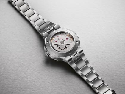 Oris Aquis Date Upcycle Calibre 400 Automatik Edelstahl 43,5mm mehrfarbiges Zifferblatt Metallband – Herrenuhren Uhr mit Datum aus Edelstahl und Wolfram. Das Gehäuse ist rund und silber. Das Edelstahlarmband ist silber. Das Zifferblatt ist ein Index in mehrfarbig. – Ansicht 2