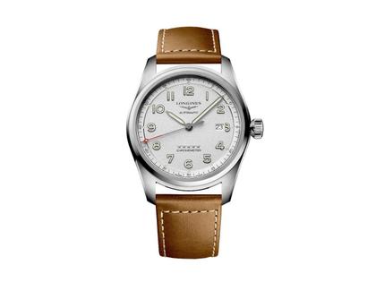 Longines Spirit Automatik Edelstahl 40mm silbernes Zifferblatt braunes Lederband – Herrenuhren Uhr mit Datum aus Edelstahl. Das Gehäuse ist rund und silber. Das Lederarmband ist braun. Das Zifferblatt ist arabisch Index und silber.