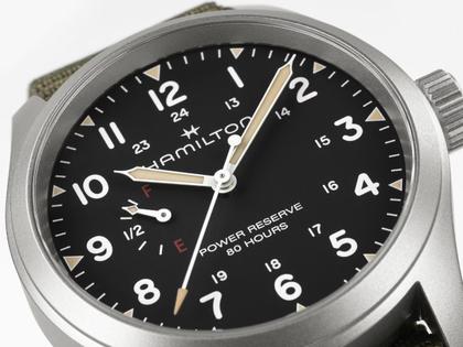 Hamilton Khaki Field Mechanical Power Reserve Handaufzug Edelstahl 40mm schwarzes Zifferblatt grünes Textilband – Herrenuhren Uhr ohne Datum aus Edelstahl. Das Gehäuse ist rund und silber. Das Textilarmband ist grün. Das Zifferblatt ist arabisch und schwarz. – Ansicht 2