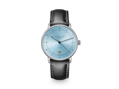 Sternglas Naos Pro Edition Tuxberg Automatik Edelstahl 38mm blaues Zifferblatt schwarzes Lederband – Herrenuhren Uhr mit Datum aus Edelstahl und Leder. Das Gehäuse ist rund und silber. Das Lederarmband ist schwarz. Das Zifferblatt ist arabisch Index und blau.