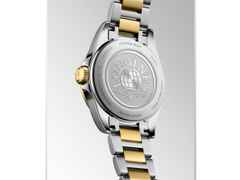 Longines Conquest Quarz Edelstahl 30mm weißes Zifferblatt Metallband – Damenuhren Uhr mit Datum aus Edelstahl und PVD beschichtet. Das Gehäuse ist rund und silber. Das Edelstahlarmband ist silber-gelbgold. Das Zifferblatt ist ein Index in weiß. – Ansicht 4