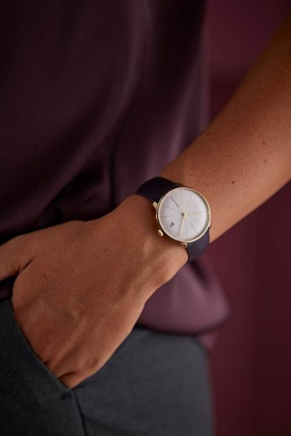 Junghans Meister fein Kleine Automatic Edelstahl PVD-Gelbgold 35mm rosa Zifferblatt auberginefarbenes Lederband – Damenuhren Uhr mit Datum aus Edelstahl und PVD beschichtet. Das Gehäuse ist rund und gelbgold. Das Lederarmband ist lila. Das Zifferblatt ist ein Index in rosa. – Ansicht 3