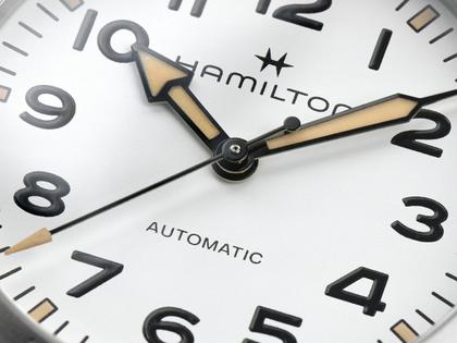 Hamilton Khaki Field Expedition Automatik Edelstahl 41mm weißes Zifferblatt Metallband – Herrenuhren Uhr ohne Datum aus Edelstahl. Das Gehäuse ist rund und silber. Das Edelstahlarmband ist silber. Das Zifferblatt ist ein Index in weiß. – Ansicht 3