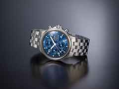 Sinn Spezialuhren 358 Sa Flieger B E Chronograph Automatik Edelstahl 42mm blaues Zifferblatt Metallband – Herrenuhren Chronograph aus Edelstahl. Das Gehäuse ist rund und silber. Das Edelstahlarmband ist silber. Das Zifferblatt ist arabisch Index und blau. – Ansicht 2