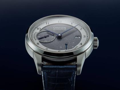 Union Glashütte 1893 Johannes Dürrstein Edition Gangreserve Handaufzug Edelstahl 41mm graues Zifferblatt blaues Lederband – Herrenuhren Uhr mit Datum aus Edelstahl und Leder. Das Gehäuse ist rund und silber. Das Lederarmband ist blau. Das Zifferblatt ist arabisch und grau. – Ansicht 4