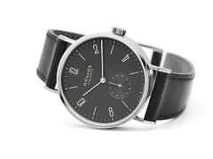 Nomos Glashütte Tangomat Ruthenium Automatik Edelstahl 38mm schwarzes Zifferblatt schwarzes Lederband – Herrenuhren Uhr ohne Datum aus Edelstahl. Das Gehäuse ist rund und silber. Das Lederarmband ist schwarz. Das Zifferblatt ist arabisch Index und grau. – Ansicht 4