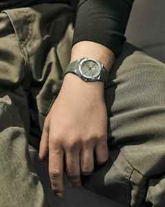 Alpina Alpiner Extreme Quartz Edelstahl 34mm grünes Zifferblatt grünes Kautschukband – Damenuhren Uhr mit Datum aus Edelstahl und Kautschuk. Das Gehäuse ist rund und silber. Das Kautschuk / Kunststoff / Silikon Armband ist grün. Das Zifferblatt ist ein Index in grün. – Ansicht 3