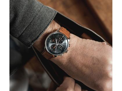 Junghans Meister Chronoscope Automatik Edelstahl 41mm graues Zifferblatt braunes Lederband – Herrenuhren Chronograph aus Edelstahl und Leder. Das Gehäuse ist rund und silber. Das Lederarmband Strauß ist braun. Das Zifferblatt ist ein Index in grau. – Ansicht 3