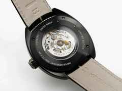 Hamilton American Classic Pan Europ Resident Evil Requiem Limited Edition Automatik Edelstahl PVD-Schwarz 42mm schwarz-goldenes Zifferblatt Lederband – Herrenuhren Uhr mit Datum aus Edelstahl und PVD beschichtet. Das Gehäuse ist rund und schwarz. Das Lederarmband ist schwarz. Das Zifferblatt ist ein Index in schwarz. – Ansicht 3