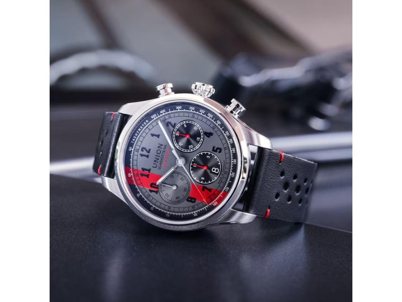 Union Glashütte Belisar Chronograph Speedster Limited Edition 2024 Automatik Edelstahl 44mm graues Zifferblatt graues Lederband – Herrenuhren Chronograph aus Edelstahl. Das Gehäuse ist rund und silber. Das Lederarmband ist schwarz. Das Zifferblatt ist arabisch Index und grau. – Ansicht 5