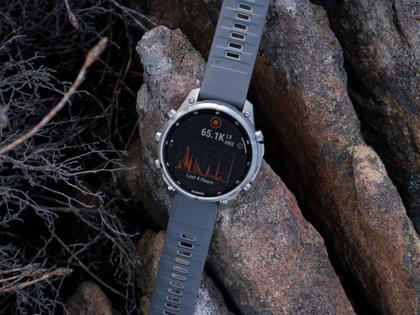 Garmin Fenix 9 Pro inReach Solar Titan 47mm digitales Display graues Silikonband – Herrenuhren Uhr Multifunktion aus Kautschuk und Titan. Das Gehäuse ist rund und grau. Das Kautschuk / Kunststoff / Silikon Armband ist grau. Das Zifferblatt ist digital und schwarz. – Ansicht 7