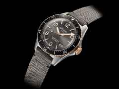 Glashütte Original SeaQ Panoramadatum Automatik Edelstahl Rotgold 43mm graues Zifferblatt graues Textilband – Herrenuhren Uhr mit Datum aus 750 Rotgold und Edelstahl. Das Gehäuse ist rund und silber-roségold. Das Textilarmband ist grau. Das Zifferblatt ist arabisch Index und grau. – Ansicht 3