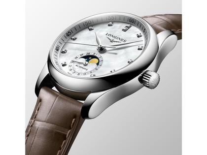 Longines Master Collection Automatik Edelstahl 34mm weißes Perlmutt-Zifferblatt mit Diamanten braunes Lederband – Damenuhren Uhr mit Datum aus Edelstahl und Leder. Das Gehäuse ist rund und silber. Das Lederarmband Kroko / Alligator ist braun. Das Zifferblatt ist ein Index in weiß. – Ansicht 2