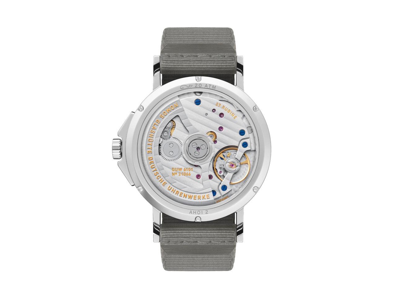 Nomos Glashütte Ahoi neomatik 38 Datum Sand Automatik Edelstahl sandfarbenes Zifferblatt dunkelgraues Textilband Glasboden – Herrenuhren Uhr mit Datum aus Edelstahl. Das Gehäuse ist rund und silber. Das Textilarmband ist grau. Das Zifferblatt ist arabisch Index und beige. – Ansicht 2
