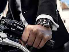 TAG Heuer Monaco Chronograph Automatik Edelstahl 39mm schwarzes Zifferblatt schwarzes Lederband – Herrenuhren Chronograph aus Edelstahl. Das Gehäuse ist rechteckig und silber. Das Lederarmband ist schwarz. Das Zifferblatt ist ein Index in schwarz. – Ansicht 4