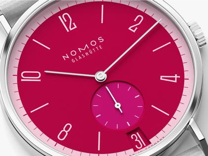 Nomos Glashütte Tangente 38 Datum "175 Years Watchmaking - Chili" Handaufzug Edelstahl pinkes Zifferblatt graues Textilband Glasboden – Herrenuhren Uhr mit Datum aus Edelstahl. Das Gehäuse ist rund und silber. Das Textilarmband ist grau. Das Zifferblatt ist arabisch Index und pink. – Ansicht 4